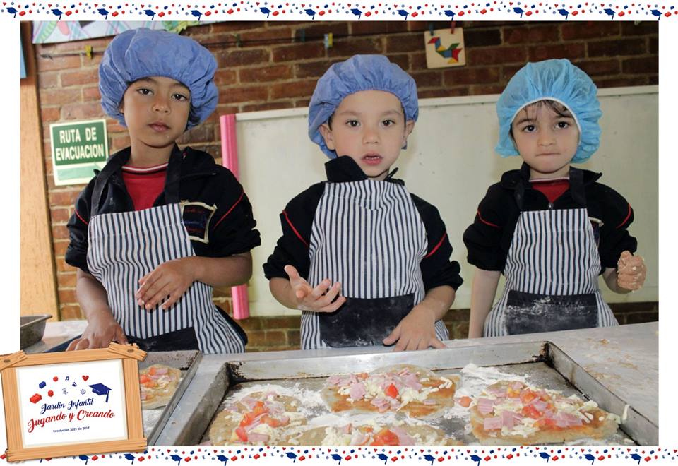 Niños en clase de cocina