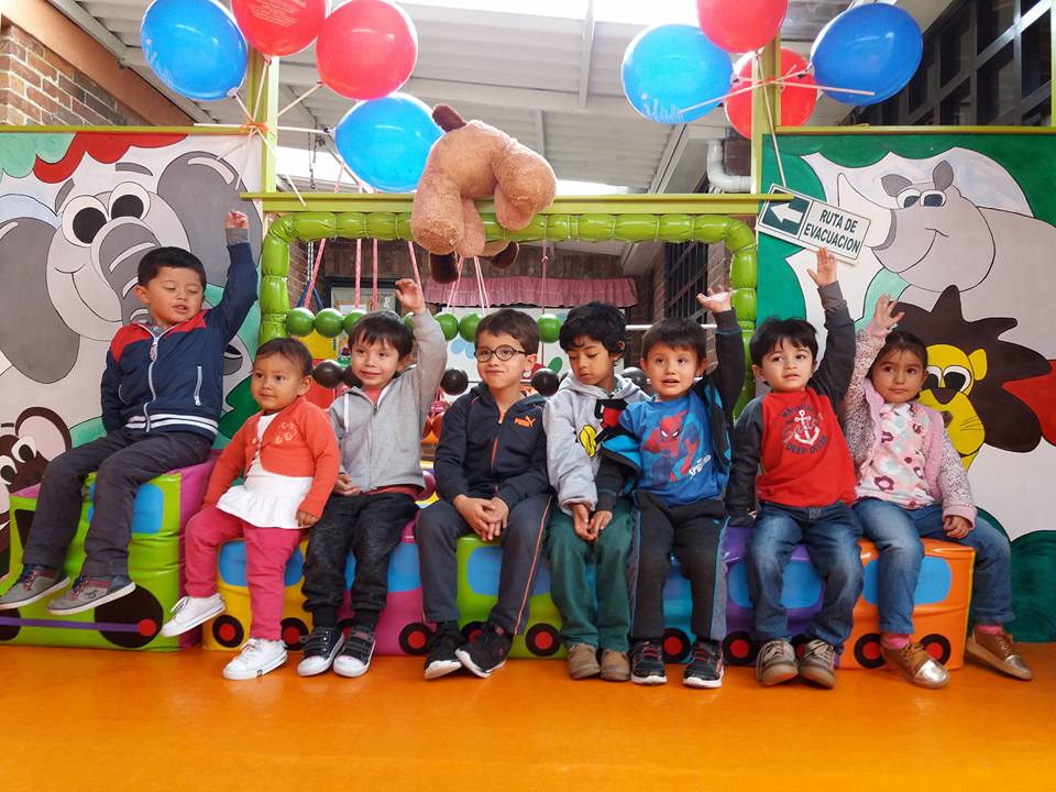 Niños jugando como amigos