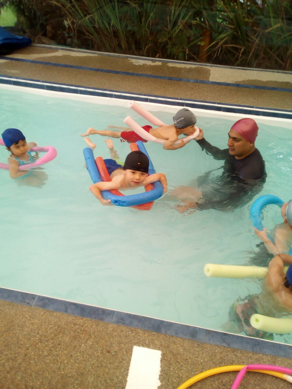 Niños aprendiendo a nadar