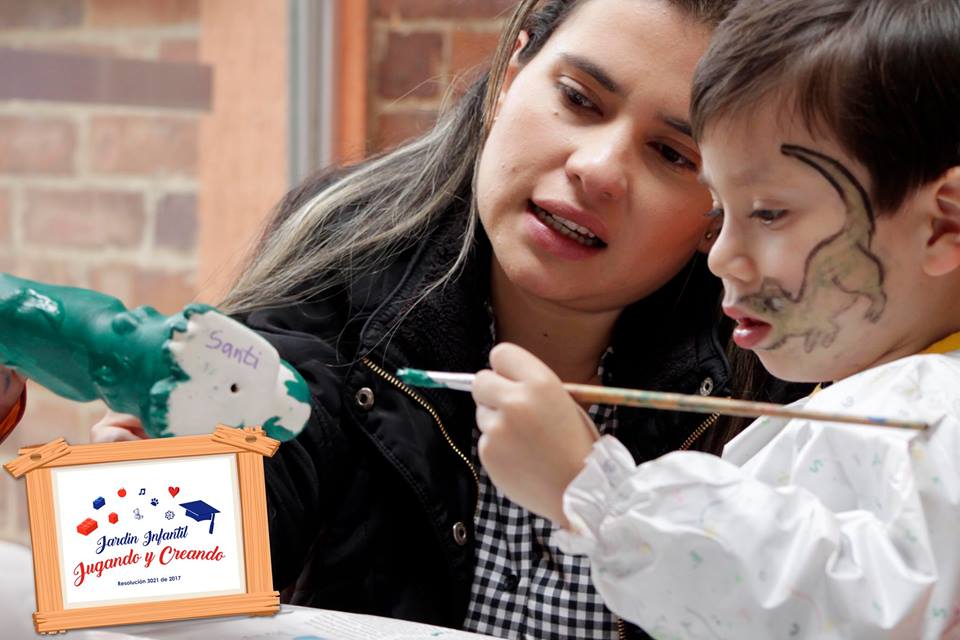 Niños pintando